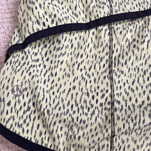 Lululemon speed up low rise shorts size 6 - Picture 3 of 3
